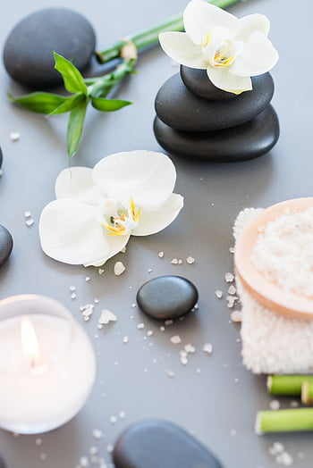 plat leggen, spa, decor, vredig, kalmte, kom tot rust, herstel, massage, kaars, stenen, bloemen