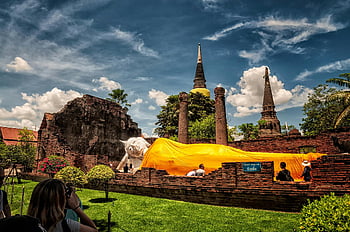 statua di buddha sdraiata, wat yai chai mongkhon, Buddha sdraiato, I turisti che esplorano, vista panoramica, antico tempio, panno giallo, sito storico, attrazione all'aperto, viaggio in Tailandia, punto di riferimento culturale