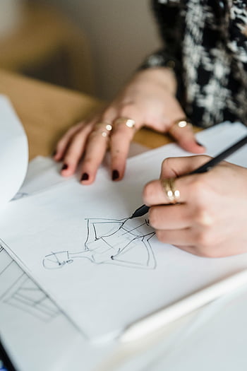 mode designer, tegning skitse, kvindelig figur, tæt på, hånd, papir, ringe, skitsering, Designproces, kreativt arbejde, kunstværk