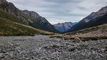 Novozélandské hory, skalnatý terén, svěží údolí, dramatická krajina, majestátní hory, drsná krása, Mountain Exploration, přírodní scenérie, venkovní dobrodružství, malebné výhledy, Alpské prostředí