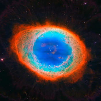 messier 57, ring nevel, Hubble ruimtetelescoop, planetaire nevel, Lier, Centrale witte dwerg, dubbel geïoniseerde zuurstof, waterstofemissie, bipolaire nevel, spitzer ruimtetelescoop, fijne details