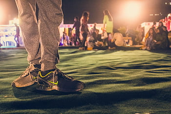 γκρι παπούτσια για τρέξιμο Nike, πλάνα πάνινα παπούτσια, νύχτα φεστιβάλ, θολή ομάδα, υπαίθρια εκδήλωση, περιστασιακά υποδήματα, αθλητικά παπούτσια, εξωτερική ρύθμιση, φόντο εκδήλωσης, παπούτσια nike, παπούτσια για τρέξιμο