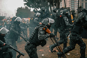 Bereitschaftspolizei, Schilde, Gewehre, Protest, städtischen Umfeld, Soldaten rennen, taktische Ausrüstung, Strafverfolgung, Massenkontrolle, zivile Unruhen, Polizeiaktion