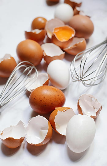 rozbité skořápky, vejce, šlehače, povrch kuchyně, bílé pozadí, vaječné skořápky, nástroje pro vaření, ingredience na pečení, žloutky, vaječné bílky, šlehací nástroje