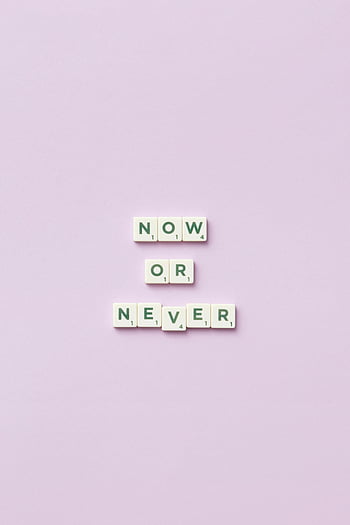 Ora o mai mai, piastrelle di Scrabble, sfondo pastello, messaggio ispiratore, citazione motivazionale, parola d'arte, tessere di lettere, sfondo viola, piastrelle motivazionali, arte motivazionale, design motivazionale