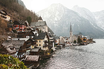 Hallstatt Village, innsjøen, fjellene, vinter scene, sjarmerende, hus i nærheten av vann, østerrikske alper, tradisjonelle hus, kirke tårn, naturskjønne landskap, alpin landsbyen