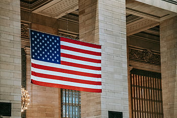 bandiera americana, vecchio edificio classico, Grand Interior, punto di riferimento architettonico, patriottismo, bandiera appesa, interior design, edificio storico, architettura classica, simbolo americano, interno di riferimento