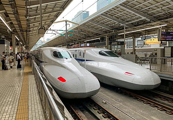treni proiettili bianchi, Shinkansen Trains, stazione di Tokyo, Giappone, treni eleganti, stazione ferroviaria, viaggiatori, treni ad alta velocità, treni moderni, trasporto urbano