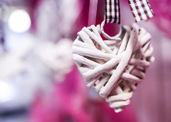 hart ornament, Rustiek houten hart, geruit lint, close-up foto, Decoratief hart, hangend ornament, rustieke inrichting, houten hart, geruite decoratie, hart decoratie, Rustiek hart ornament
