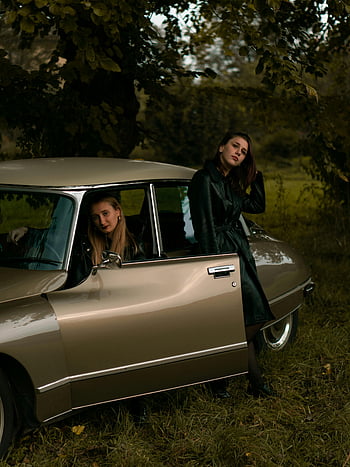 ženy, Historické auto, citroen, venkovní focení, klasické auto, dvě ženy, hnědé auto, představují, venkovní nastavení, klasický Citroën, ročník vozidla