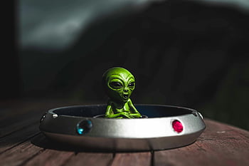 mimozemská hračka, popelník, Zelený mimozemšťan, Ashtray s tematikou kosmické lodi, dramatické osvětlení, venkovní fotografie, mimozemšťana, Popelní design, mimozemšťan sběratelský, mimozemský výzdoba, Alien-temed ashtray