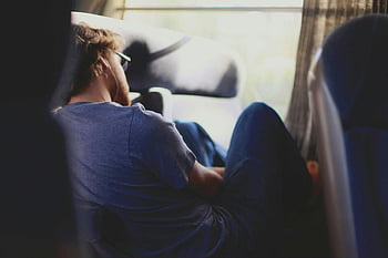 uomo, seduta, vicino alla finestra, sedile del treno, auricolari, godendo il viaggio, confortevole, riposo, viaggio, mezzi di trasporto, passeggeri