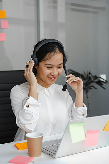 agent call centra, asijské ženy, bílá košile, sluchátka, laptop, kancelář, usmívající se, služby zákazníkům, profesionální, pracoviště, lavice