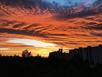 日没、 都市のスカイライン、 鮮やかな色、 劇的な空、 シルエットの建物、 夕日の風景、 街並み、 夕空、 カラフルな雲、 建築シルエット、 日没の写真