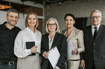 rozmanitý tým, vyšší obchodní profesionálové, s úsměvem, sebevědomá pozice, uvnitř, obchodní oděv, multietnické skupiny, Profesionální nastavení, Kancelářské prostředí, skupinové foto, týmová práce