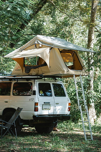 suv, camp tent, tente de toit, arbres luxuriants, la nature, blanc suv, camping forestier, terrain de camping, aventure, de plein air, échelle