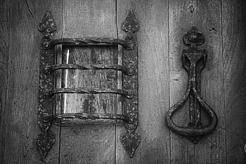 metal knocker, trædør, Vintage smedejern, tæt på, sort og hvid, Antik hardware, dørlås, Rustik design, arkitektoniske detaljer, historiske elementer