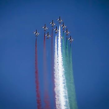 Pesawat jet, Tricolori Frecce Italia, tampilan warna -warni, Jalur asap merah, Jalur asap putih, Jalur asap hijau, langit biru jernih, kinerja udara, Formasi jet, pertunjukan udara, penerbangan
