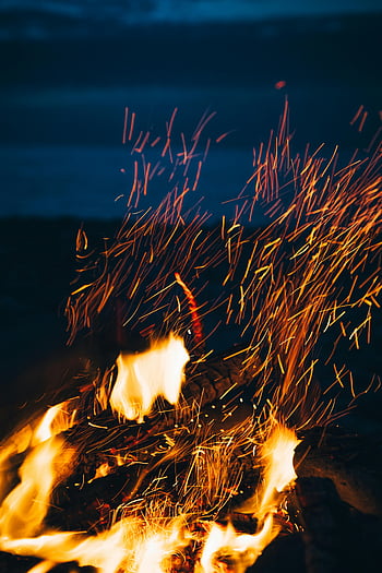 Close-up Bonfire, Plameny táboráku, noční atmosféra, dynamické plameny, teplé oheň, jiskry létající, venkovní ohniště, noční oheň, požární jiskry, Sparky táboráku, táboráková noc