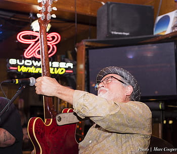 Joey Delgado, hudebník, blues, kytara, umělec, čepice, vousy, Maui Sugar Mill Saloon, bar, hudba, portrét