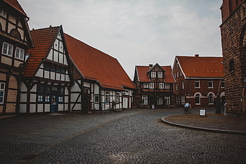 Evropské město, dlážděné ulice, Vintage domy, červené střechy, hnědé a bílé dřevěné domy, kuriózní ulice, evropské architektury, tradiční domy, staré Město, historické budovy, evropské vesnice