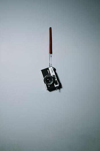 vinobraní fotoaparát, analogové kamery, minimalistický design, prázdné zdi, zavěšená kamera, popruh, klasický fotoaparát, šedá a černá, retro fotoaparát, fotografické vybavení, vinobraní fotografie