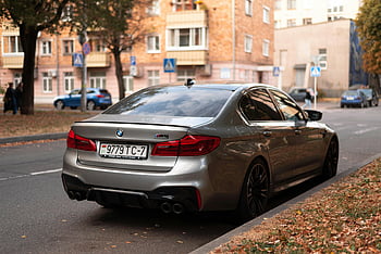 bmw m5, bmw de prata, rua urbana, folhas de outono, carro estacionado, carro elegante, Rua calma, estação do outono, fotografia de carro, ambiente urbano