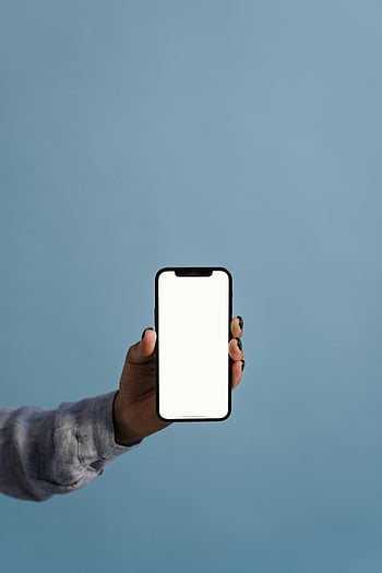 Smartphone -ul care ține mâna, Telefon cu ecran gol, Smartphone Mockup, Telefon mobil alb negru, persoană care deține telefon, Mockup ecran gol, Afișaj pentru smartphone, Mockup de telefon mobil, Fundal albastru, mână cu telefon