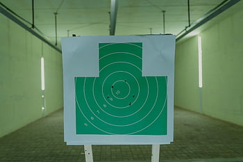 撮影対象、 緑の円のターゲット、 弾痕、 屋内射撃場、 練習用ビジュアル、 射撃訓練、 射撃練習場、 グリーンターゲット、 ターゲット射撃、 練習目標、 屋内の範囲