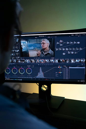 Editorka, zpětný pohled, počítač, zvukař, střih filmu, Profesionální software, Disly osvětlené studio, úprava videa, post produkce, monitor, pracovního prostoru