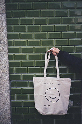 faccia sorridente, sacchetto, borsa tote in tela, parete di piastrelle verdi, accessorio ecologico, borsa a mano, Accessorio elegante, Design tote bag, borsa con faccina sorridente, sfondo muro verde, borsa ecologica
