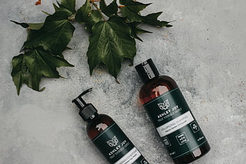natuurlijke volumegevende shampoo, conditioner flessen, biologische haarverzorging, groene bladeren, Ashley Joy, volumegevende conditioner, natuurlijke haarproducten, milieuvriendelijke haarverzorging, Haarverzorgingsproducten, natuurlijke ingrediënten, biologische shampoo