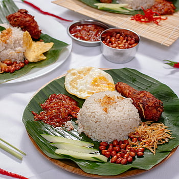 nasi lemak, banánový list, smažené kuře, sambal, rýže, ozdoby, Malajská kuchyně, tradiční jídlo, fotografování potravin, vynikající jídlo, Sloužící talíř