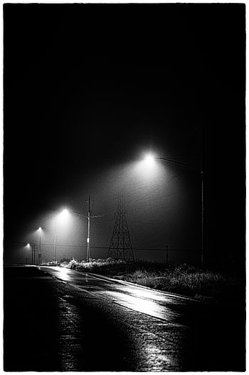 Noční pouliční světlomety, opuštěné silnici, Osvětlené pouliční světlomety, mlhavá noc, noční atmosféra, Silniční osvětlení, noční scénu, pouliční osvětlení, noční fotografie, tmavé silnici, noční krajina