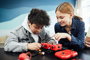 Projekt Robotrobotics, děti spolupracují, Technologické učení, vnitřní činnost, chlapec a děvče, Vzdělávací projekt, Praktické učení, vzdělávání, Kreativní týmová práce, elektronické komponenty, Červený ovladač