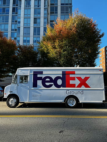 fedex van, Van FedEx parcheggiato, via della città, Camion di consegna FedEx, strada asfaltata, contesto urbano, edifici, alberi, FedEx Ground, Veicolo di consegna, paesaggio urbano