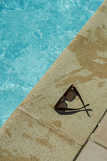 zonnebril, zwembad, zwembadrand, zomerzon, detailopname, vrije tijd, ontspanning, buitenshuis, vakantie, het zwembad, zonnebril op de grond