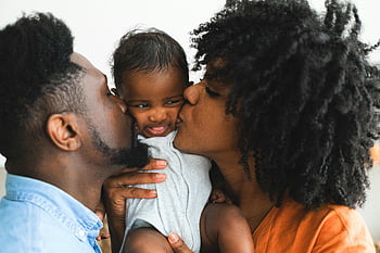 afroamerické rodiny, radostný okamžik, milující pár, líbání dítě, rodinná láska, Šťastní rodiče, dětská radost, rodinná náklonnost, Afroameričtí rodiče, dětské štěstí, rodinné lepení