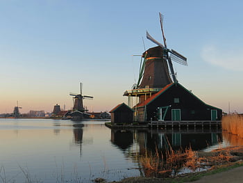 Holandské větrné mlýny, Tradiční větrné mlýny, tělo z vody, amsterdam, soumrak, pohled, vodní odraz, hnědý větrný mlýn, černý větrný mlýn, tradiční architektura, Nizozemí