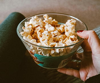 popcorn, klar glasskål, hålla handen, läcker popcorn, mellanmålstid, närbild, glasskål, perfekt mellanmål, mellanmål, skål med popcorn, popcorn mellanmål