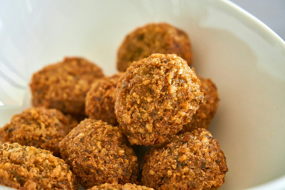 Falafel Balls, Křupavá textura, detailní záběr, Domácí falafel, bílá mísa, fotografování potravin, recept falafel, Křupavý falafel, Falafel Balls Recept, Textura falafelu, falafel detail