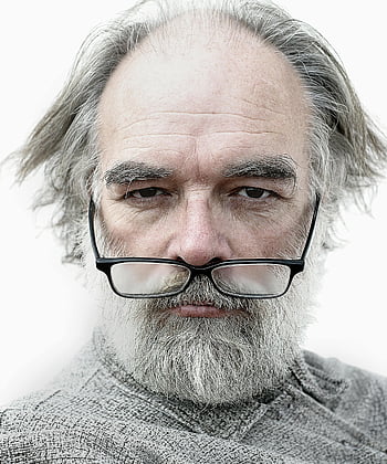 starší muž, černé orámované brýle, detailní portrét, zamyšlený výraz, šedé vlasy, šedé vousy, Podrobná fotografie, zralý muž, brýle, portrétní fotografie, stárnoucí jednotlivec