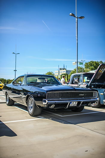 schwarzes Muscle-Car, Dodge Charger, Autoshow im Freien, sonniger Tag, geparktes Auto, schwarzes Auto, Autoshow, Muscle-Car, Parkplatz, klassisches Auto, Auto Veranstaltung