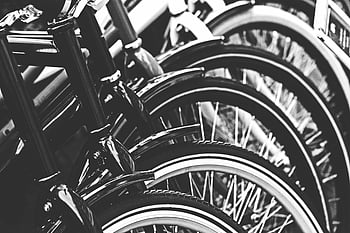 fotografie ve stupních šedi, kola kol, Černý a bílý, detail, Detaily textury, cyklistické pneumatiky, Monochromatický obrázek, části jízdních kol, paprsky kol, cyklistické vybavení, Vintage kola
