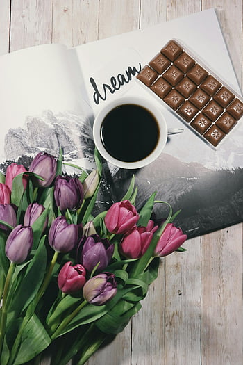 Tulpen, Kaffeebecher, Schokolade, Holztisch, Strauß Tulpen, schwarzer Kaffee, bunte Tulpen, Warmes Setup, Zeitschrift, Traum, flach liegen