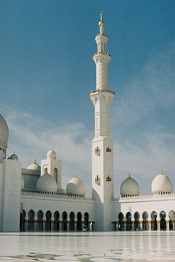 Sheikh Zayed Grand Mosque, minaret, courtyard, clear sky, majestic view, Abu Dhabi, Islamic architecture, white domes, religious landmark, UAE, Middle East