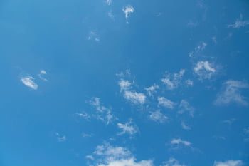 cielo blu, nuvole soffici, blu acceso, Atmosfera serena, nubi sparse, nuvole bianche, cielo sereno, cielo pacifico, sfondo del cielo, modello di nuvola, Cielo naturale
