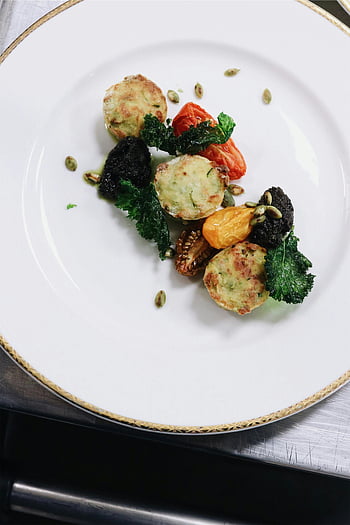 pečená zelenina, Vegetariánské masové kuličky, byliny, Gourmet Prezentation, bílá deska, elegantní jídlo, Pečená rajčata, kapusta, dýňová semínka, Rostlinné jídlo, zdravé jídlo
