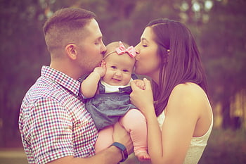 paar kussen baby, familie foto, Ouders met baby, Buiten Family Foto, Gelukkig familie moment, baby met boog, Paar met de baby, familie liefde, babyfoto, familie hechting, Ouders kussen baby