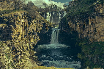 şelaleler boyama, Çarpıcı şelale, kayalık kanyon, yemyeşil yeşillik, Mavi gökyüzü, basamaklı su, doğal manzara, doğal görünüm, açık manzara, doğa sanatı, Kanyon şelaleleri